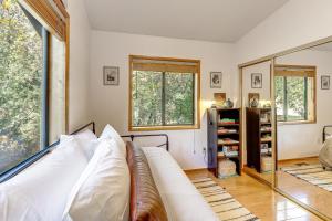Postel nebo postele na pokoji v ubytování Idyllwild Cabin with Deck and Tahquitz Peak Views