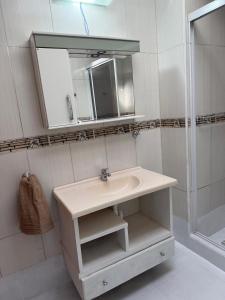 ein Badezimmer mit Waschbecken und Spiegel in der Unterkunft Alojamiento Yvoty in Paso de los Libres