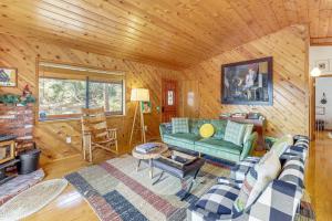 Posezení v ubytování Idyllwild Cabin with Deck and Tahquitz Peak Views + 17 fotografií