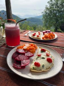 ein Tisch mit zwei Tellern Essen und einem Getränk in der Unterkunft Fazenda encantado in Mangaratiba
