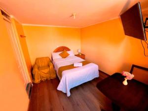 Un pat sau paturi într-o cameră la Hostal El Pino