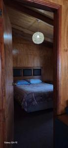 Ένα ή περισσότερα κρεβάτια σε δωμάτιο στο Cabañas murmullo del rio lenca