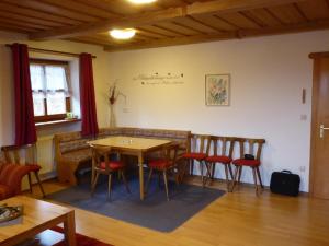 a dining room with a table and chairs at Appartement am Waldeck in Hauzenberg