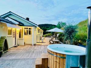 Zahrada ubytování Hilly Haven & Luxury Wagon in the Forest of Dean