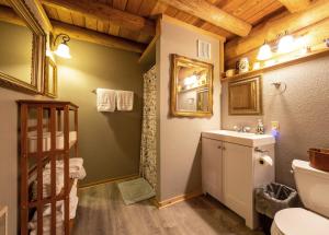 Koupelna v ubytování Rowland Log Cabin + 32 fotografií