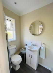 Koupelna v ubytování Hilly Haven & Luxury Wagon in the Forest of Dean + 68 fotografií