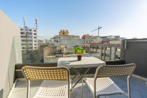 une table et des chaises sur un balcon avec vue dans l'établissement Faya Nova- Appart hotel Central Stay, à Casablanca