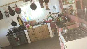 eine Draufsicht auf eine Küche mit Herd und Spüle in der Unterkunft Tierra De Artes in Vuelta de Obligado