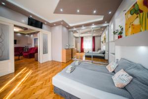 ein Zimmer mit einem Bett und einem Wohnzimmer in der Unterkunft Széchenyi Apartman (IV Deluxe) Miskolc belvárosában in Miskolc