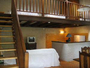 ein Schlafzimmer mit einem Etagenbett und einer Treppe in der Unterkunft Maison Usclade Murat-le-Quaire in La Celle-sous-Gouzon