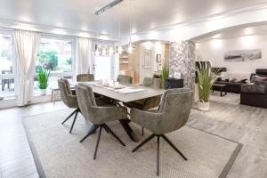 于斯德De Gode Stuuv - mit Sauna的带餐桌和椅子的客厅