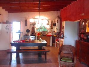 eine Küche mit einem Tisch in der Mitte eines Zimmers in der Unterkunft Tierra De Artes in Vuelta de Obligado