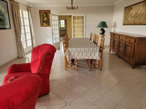 Et opholdsområde på Appartement au calme dans villa proche de Vienne + 16 billeder