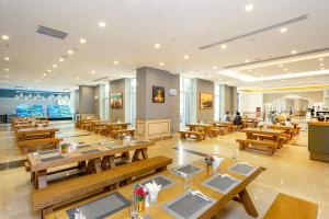 Restoran või mõni muu söögikoht majutusasutuses Căn hộ Luxury Golden Bay với Bể bơi vô cực