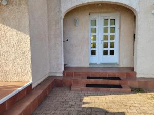 Facaden eller indgangen til Appartement au calme dans villa proche de Vienne