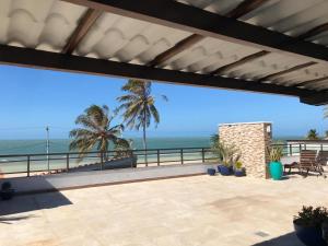 un patio con vista al mar en AP 205 - Flecheiras Residence, en Flecheiras