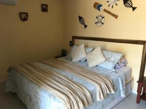 Un dormitorio con una cama con almohadas encima. en AP 205 - Flecheiras Residence, en Flecheiras