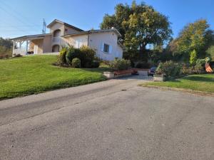 En have udenfor Appartement au calme dans villa proche de Vienne