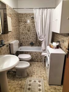 Et badeværelse på Appartamento l'angelo + 16 billeder