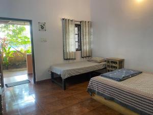 Postel nebo postele na pokoji v ubytování Anjuna Hideout