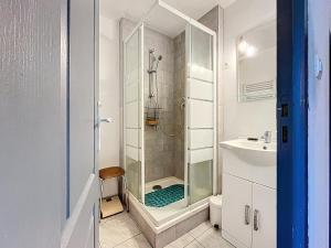 a bathroom with a shower and a toilet and a sink at Le poli - 6 pers - Centre - vue sur la cathédrale in Narbonne