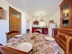 a kitchen with a table with plates on it at Le poli - 6 pers - Centre - vue sur la cathédrale in Narbonne +8 photos