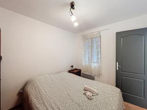 a bedroom with a bed with a towel on it at Le poli - 6 pers - Centre - vue sur la cathédrale in Narbonne