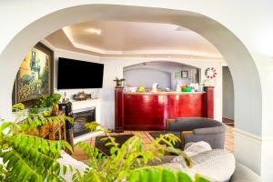 ハンツビルにあるHotel O Haven Inn Huntsville AL US 72の暖炉とテレビのあるリビングルーム