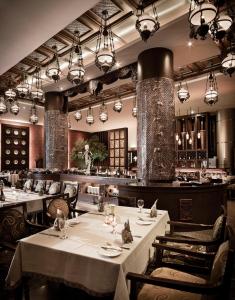 Restorāns vai citas vietas, kur ieturēt maltīti, naktsmītnē The Royal Surakarta Heritage - Handwritten Collection