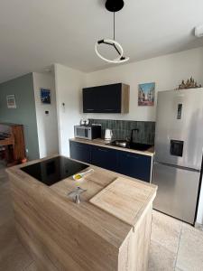 una cucina con isola al centro di una cucina di Maison à la campagne a Quarouble Altre 3 foto