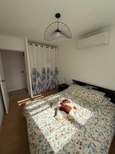 una camera da letto con un letto con un animale di peluche sopra di Maison à la campagne a Quarouble