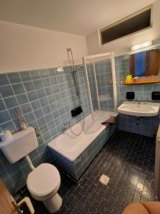 ein Badezimmer mit Toilette, Badewanne und Waschbecken in der Unterkunft B&B Garni Lantschner in Kastelruth