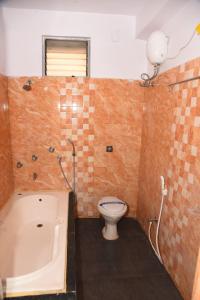 Ένα μπάνιο στο Meghbari Beach Hotel Mandarmani