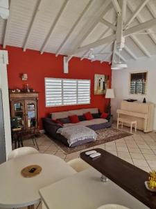 Posezení v ubytování Villa moderne avec piscine privée à Baie-Mahault