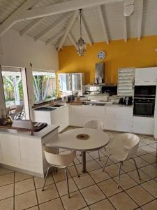 Kuchyň nebo kuchyňský kout v ubytování Villa moderne avec piscine privée à Baie-Mahault