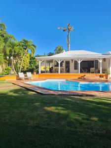 Bazén v ubytování Villa moderne avec piscine privée à Baie-Mahault nebo v jeho okolí