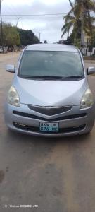 um carro prateado estacionado num parque de estacionamento em Izaque Taxi e Viagens em Vila Praia do Bilene