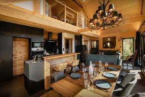 Η κουζίνα ή μικρή κουζίνα στο Chalet L'Ursus - OVO Network