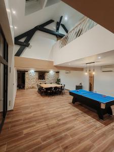 Biliár nebo kulečník v ubytování Grande Longère Haut de gamme 218m2, 12 pers billard salon 70 m2