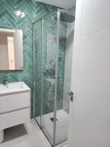 una doccia con una porta in vetro in un bagno di Hoy Cotillo Apartments a Cotillo