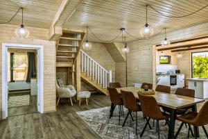 a dining room and kitchen with a table and chairs at Poienărei Forest Heaven in Poenărie