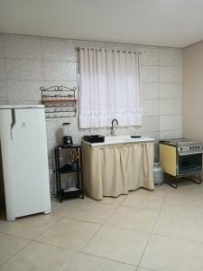 Kuchyň nebo kuchyňský kout v ubytování Espaço de Lazer Poço Valioso