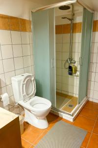 Un baño con inodoro blanco y ducha. en Wood & Chill, en Elevtherokhórion