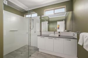 un bagno con doccia, lavandino e specchio di Bush to Bay - Pet-Friendly Retreat Near Injidup a Yallingup Altre 14 foto