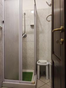 a bathroom with a shower and a stool in it at Il Rifugio in Celano