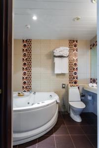 A bathroom at Hotel Rocca al Mare