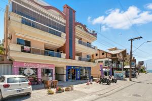 a car parked in front of a building at Cobertura Duplex Vista Mar - Ofurô - 4 suítes in Bombinhas