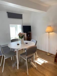 een witte tafel en stoelen in een kamer bij Le Duplex Cosy in Orléans