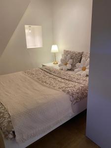 een slaapkamer met een bed met bloemen erop bij Le Duplex Cosy in Orléans