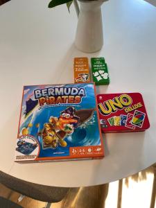 twee dozen met videogames op een tafel bij Le Duplex Cosy in Orléans +11 foto's